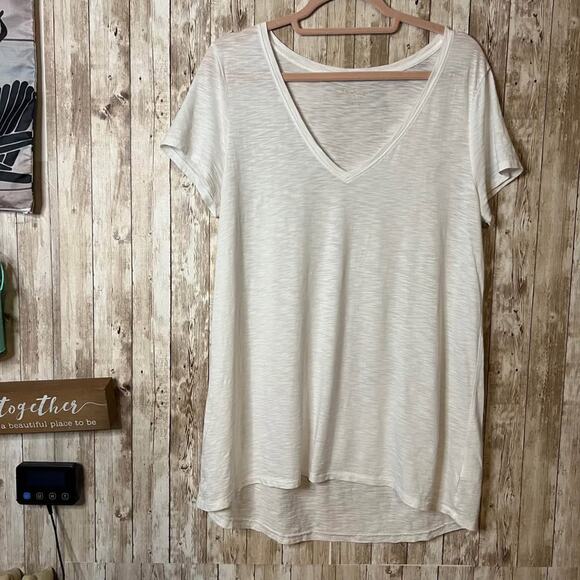 🌸 Lilly Pulitzer Slub V-Neck Tee – White – Size M 🌸 - Picture 1 of 5